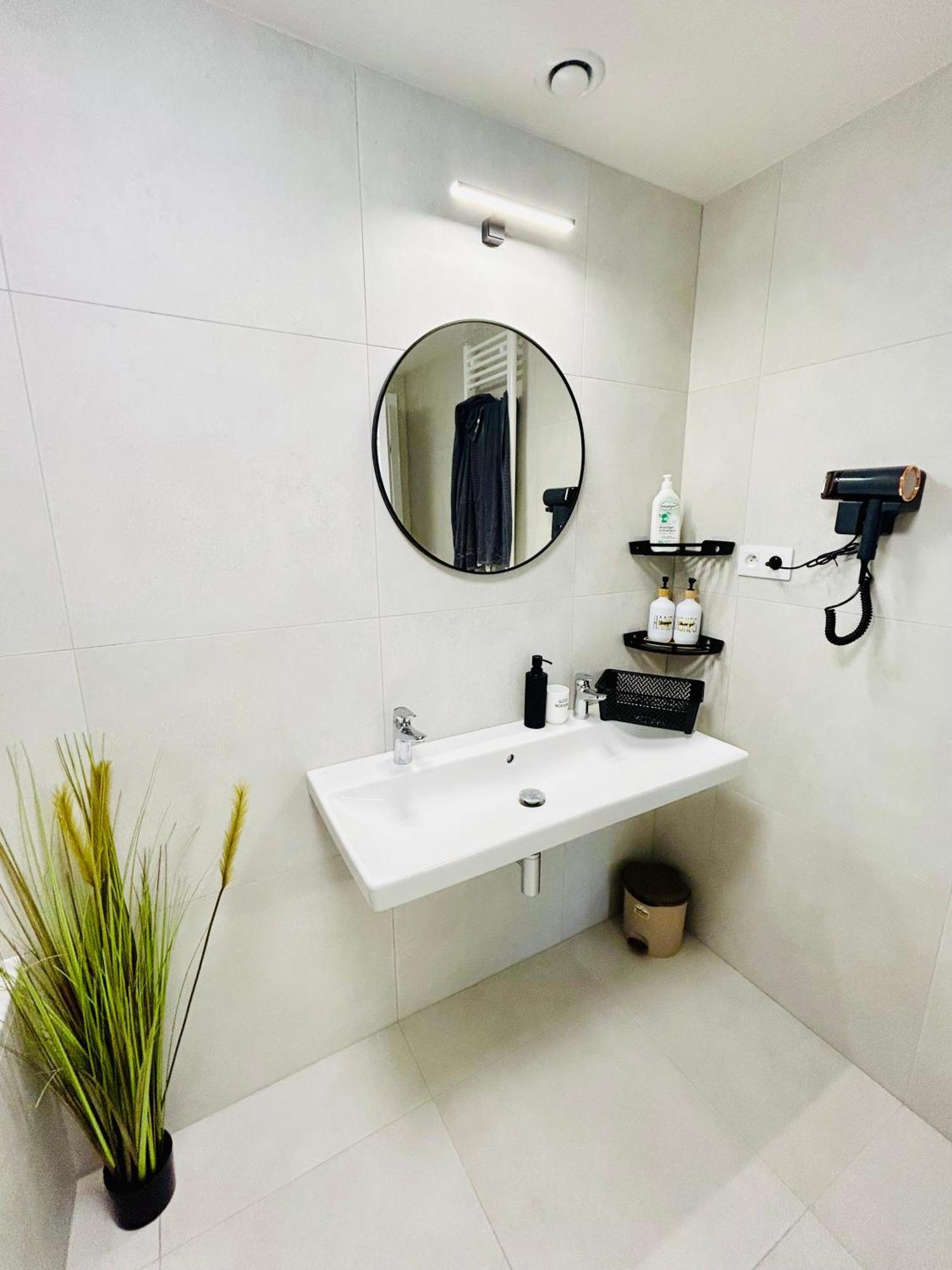 New Luxury At Andel Metro Station Apartment Prag